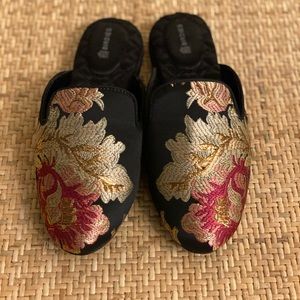 BIRDIES Women’s Phoebie Slip-On Mule Shoe In Black Floral Brocade